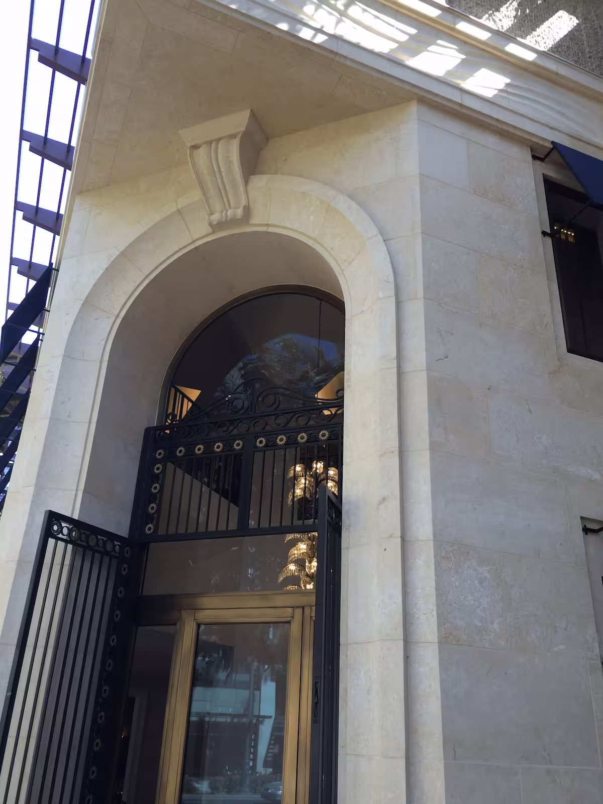 Harry Winston Hawaii, Calypso Coral standard saw cut installation